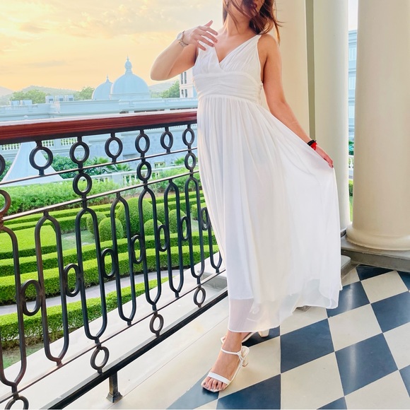 Dresses & Skirts - White gathered Strapy  party gown